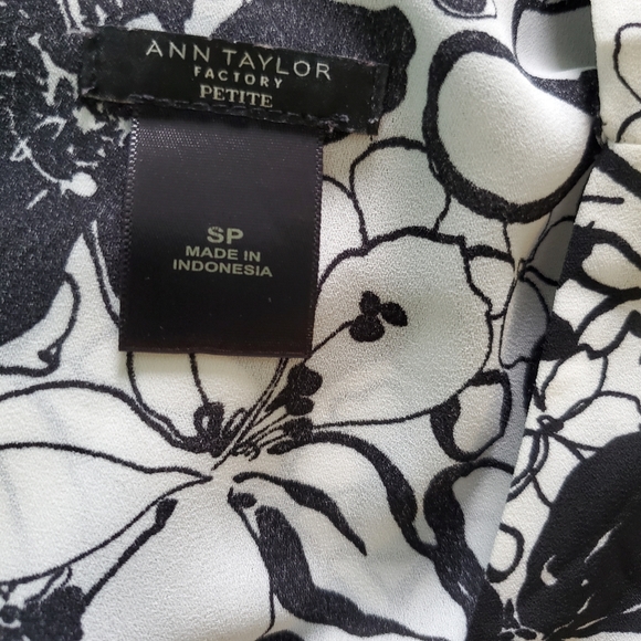 Ann Taylor Factory White Floral Tank, V-neck Petite SP - Picture 3 of 6
